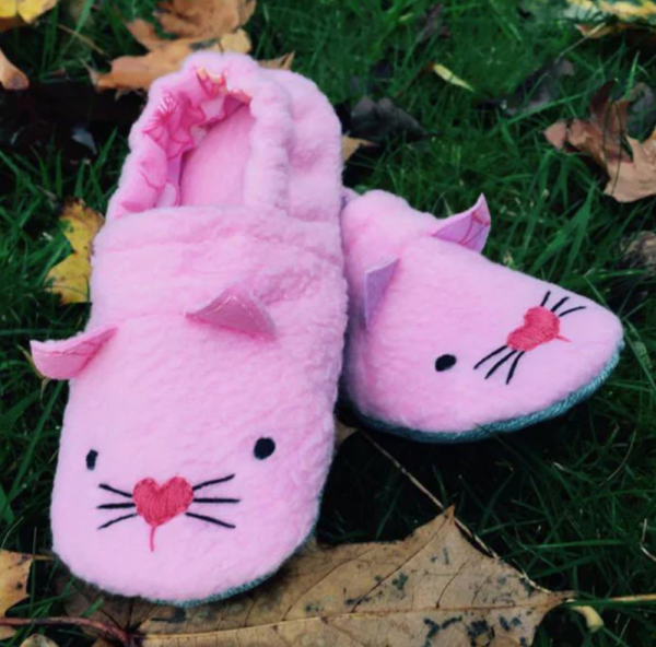 Sepatu dengan motif hewan lucu seperti beruang, kucing, dan kelinci